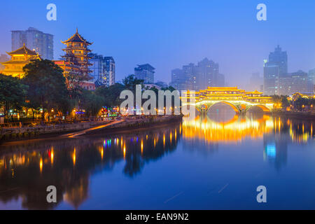 Chengdu, Sichuan, China Stadtbild über den Jin-Fluss. Stockfoto