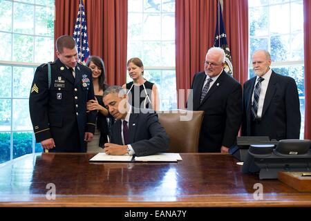 US-Präsident Barack Obama unterzeichnet die Medal Of Honor Award Quellenangabe Sergeant Kyle J. White im Oval Office vor ein Medal Of Honor-Zeremonie im East Room des weißen Hauses 13. Mai 2014 in Washington, DC. Sgt. White erhielten die Medal Of Honor für seinen mutigen Taten während seiner Zeit als ein Platoon Telefon Funker zugeordnet zu den Airborne Rangers während der Kampfhandlungen gegen die Aufständischen Taliban in Nuristan Provinz, Afghanistan am 9. November 2007. Stockfoto