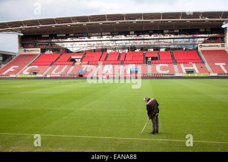 Stadion des Fußball-Club fc Utrecht in den Niederlanden mit Greenkeeper Stockfoto