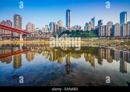 Chongqing, China Skyline der Stadt am Fluss Jialing. Stockfoto