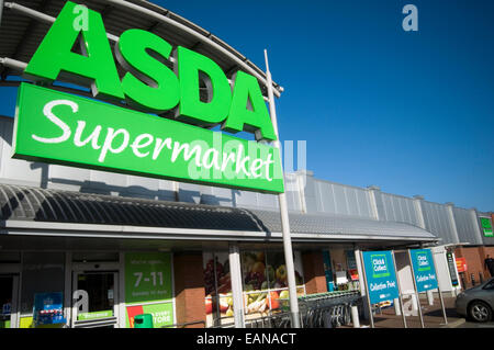 ASDA Supermarkt Supermarkt Kette Walmart Supermarkt Märkte SB-Warenhaus Superstore Superstores Großbritannien große großen Shop Markenshops Stockfoto