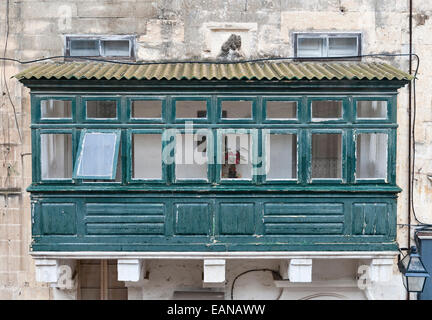 Ein traditioneller geschlossener Holzbalkon (Gallarija) in einem alten Haus in Valletta, Malta Stockfoto