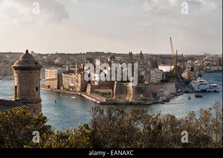Fort Saint Michael und der Grand Harbour von den Upper Barrakka Gardens in Valletta, Malta Stockfoto