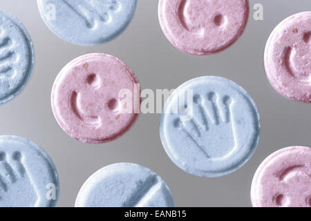 E Ecstasy-Pillen oder Tabletten hautnah Studio Methylendioxymethamphetamin erschossen. Stockfoto