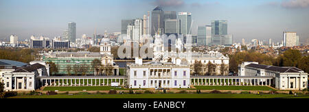 Panoramablick auf die Königin House, Greenwich Park, London, zusammen mit Canary Wharf im Hintergrund Stockfoto