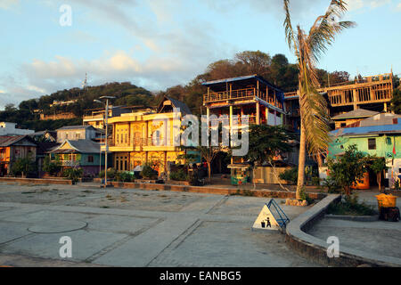 Tourismus-Gebäude entlang der Uferpromenade in Labuan Bajo, Flores. Stockfoto