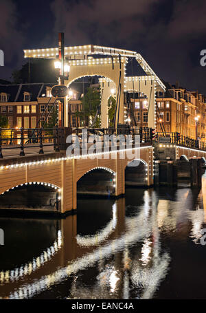 Amsterdams Skinny Bridge oder Magere Brug, beleuchtet bei Nacht Stockfoto