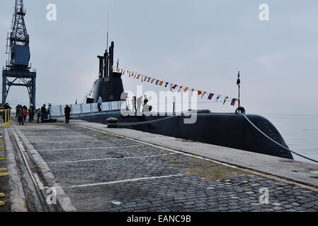 Thessaloniki, Griechenland. 26. Oktober 2013. Die griechische Marine S120 "Papanikolis" in Thessaloniki angedockt. "Papanikolis" ist eine Art 214. Stockfoto