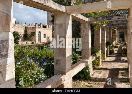 Attard, Malta. Eine Pergola aus Stein in den Gärten der Villa Bologna, ein schönes maltesisches Haus aus dem 18. Jahrhundert im Barockstil Stockfoto