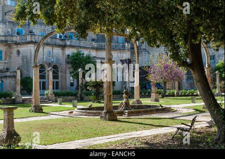 Attard, Malta. Der Delfinteich-Brunnen in den Gärten der Villa Bologna, ein schönes maltesisches Haus aus dem 18. Jahrhundert im Barockstil Stockfoto