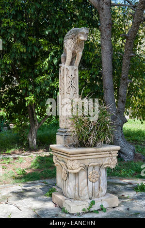 Statue des Löwen in den Gärten der Villa Melzi am Comer See in Italien