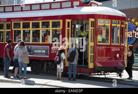 Fluggästen eine Straßenbahn auf Canal Street New Orleans USA Stockfoto