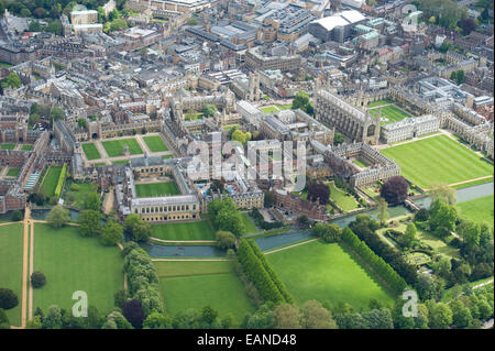 CAMBRIDGE UNIVERSITÄT AUS DER LUFT ZEIGEN DIE RÜCKSEITEN UND DIE HOCHSCHULEN. Stockfoto