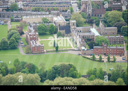 CAMBRIDGE UNIVERSITÄT AUS DER LUFT ZEIGEN DIE RÜCKSEITEN UND DIE HOCHSCHULEN. Stockfoto