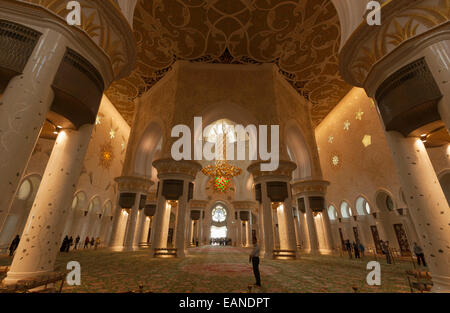 Sheikh Zayed Grand Mosque, Abu Dhabi, Vereinigte Arabische Emirate. Innenraum der Haupthalle Gebet. Stockfoto