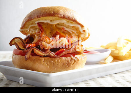 Main Lobster BLT-Tomaten-Mayo auf Brioche Rollen auf einem weißen Teller mit Ketchup und Pommes frites Stockfoto