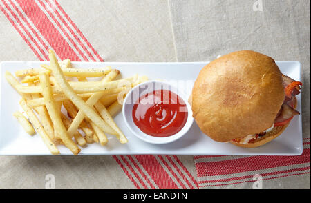 Main Lobster BLT-Tomaten-Mayo auf Brioche Rollen auf einem weißen Teller mit Ketchup und Pommes frites Stockfoto