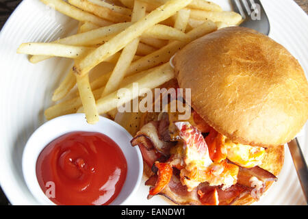 Main Lobster BLT-Tomaten-Mayo auf Brioche Rollen auf einem weißen Teller mit Ketchup und Pommes frites Stockfoto