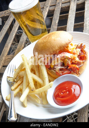 Main Lobster BLT-Tomaten-Mayo auf Brioche Rollen auf einem weißen Teller mit Pommes frites, Ketchup und Bier Stockfoto