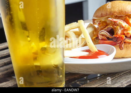 Main Lobster BLT-Tomaten-Mayo auf Brioche Rollen auf einem weißen Teller kaltes Bier in einem Glas Stockfoto