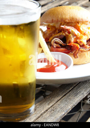 Main Lobster BLT-Tomaten-Mayo auf Brioche Rollen auf einem weißen Teller kaltes Bier in einem Glas Stockfoto