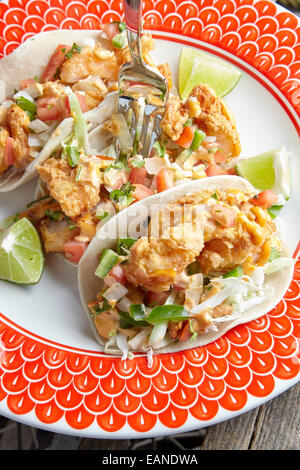 Shrimp Tacos auf einem roten und weißen Teller Stockfoto