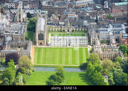 KINGS COLLEGE DER CAMBRIDGE UNIVERSITY AUS DER LUFT ZEIGEN DIE RÜCKSEITEN UND DIE HOCHSCHULEN UND DEN FLUSS CAM Stockfoto