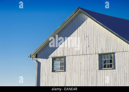 Weiße Holz Scheune mit Fenstern, Lancaster, Pennsylvania, USA Stockfoto