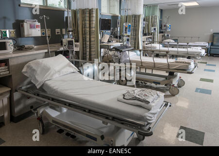 Mehrere Betten im Aufwachraum Krankenhaus Stockfoto