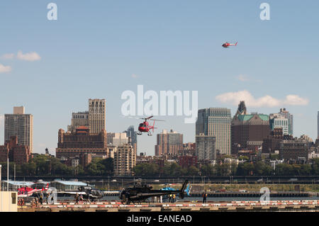 Hubschrauber landet auf dem New Yorker Downtown Heliport Manhattan, New York, USA Stockfoto