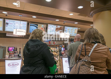 Menschen Schlange, um morgens Tim Hortons, Toronto, Ontario, Kanada kaufen Stockfoto