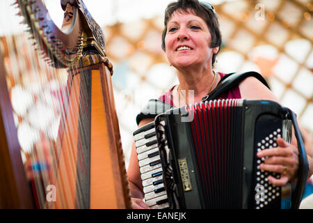 Eine Frau spielen traditionellen Volksmusik auf dem Akkordeon an der National Eisteddfod of Wales, Llanelli, August 2014 Stockfoto