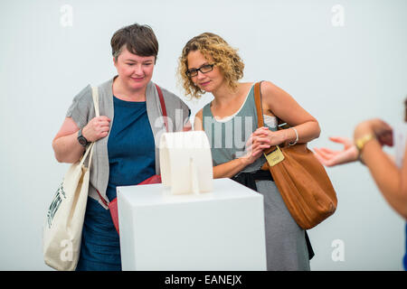 Zwei Frauen in einer Kunstgalerie Blick auf moderne keramische Kunst Skulptur Ausstellung im National Eisteddfod of Wales, Llanelli, August 2014 Stockfoto