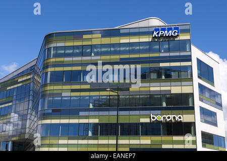 Hochmoderne Bürogebäude und Apartments befinden sich in Töölönlahti in Helsinki Stadtzentrum neben dem Bahnhof von Helsinki Stockfoto