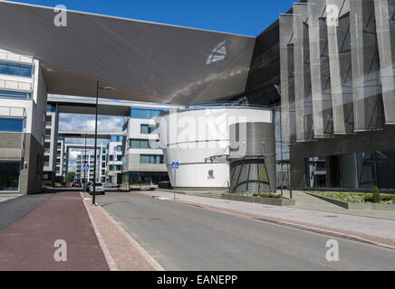 Hochmoderne Bürogebäude und Apartments befinden sich in Töölönlahti in Helsinki Stadtzentrum neben dem Bahnhof von Helsinki Stockfoto