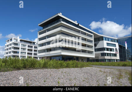 Hochmoderne Bürogebäude und Apartments befinden sich in Töölönlahti in Helsinki Stadtzentrum neben dem Bahnhof von Helsinki Stockfoto