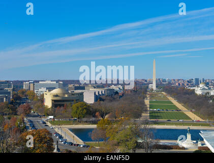 Washington D.C., USA. 18. November 2014. Das Washington Monument ist vom Dach des Kapitols in Washington, D.C., Hauptstadt der Vereinigten Staaten, 18. November 2014 gesehen. Am Dienstag fand ein Briefing für Medien auf die Fertigstellung des Gerüstes und der Beginn der Reparaturen für das US Capitol Dome Restoration Project statt. Bildnachweis: Xinhua/Alamy Live-Nachrichten Stockfoto