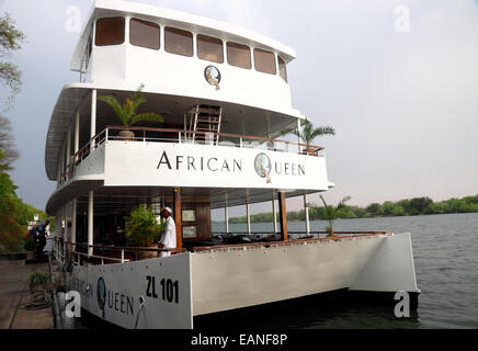 Ein Flussboot namens "African Queen" vertäut neben Bäumen. Stockfoto