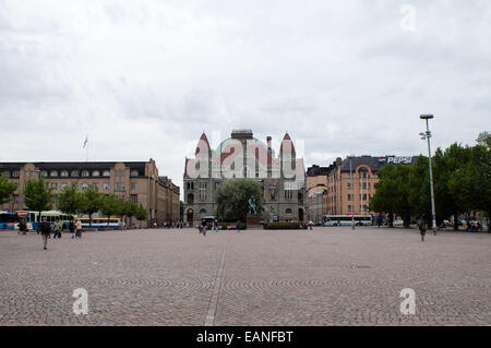 Finnische Nationaltheater und umgebende Stadtbild in Helsinki, Finnland. Stockfoto