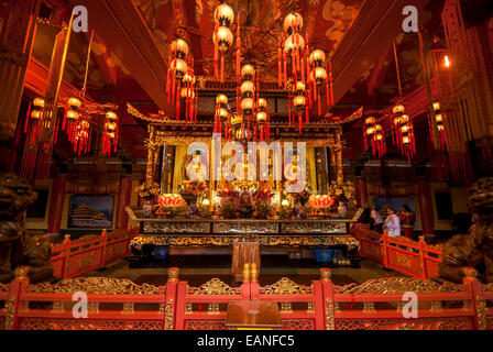 Altar im Inneren der Tian Tan Buddha Tempel befindet sich in Ngong Ping, Lantau Island in Hongkong. Stockfoto