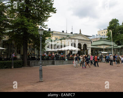 Touristen zu Fuß vorbei an Restaurant Gesch in Esplanadi-Park in Helsinki, Finnland. Stockfoto