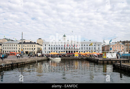 Helsinki-Marktplatz. Berühmte Kuppel der Kathedrale im Hintergrund. Stockfoto