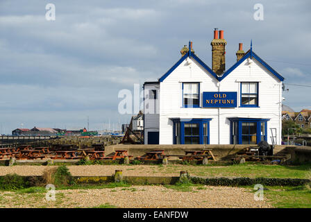 Die alten Neptun Public House am Strand von Whitstable, Kent, UK. Mit Textfreiraum. Stockfoto