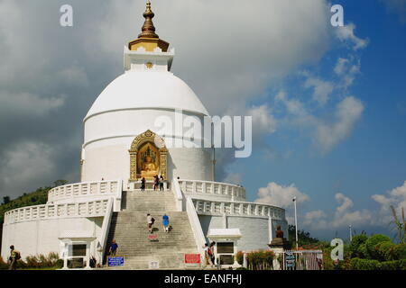 POKHARA, NEPAL - Oktober 12: Gläubige und Touristen besuchen Shanti Stupa-World Peace Pagoda-Ananda Hügel mit Blick auf Phewa-See Stockfoto