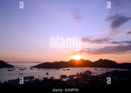Blick auf den Sonnenuntergang von Labuan Bajo auf Flores, Indonesien Stockfoto
