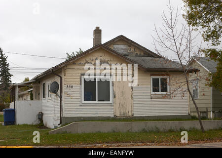 alte abgenutzte verwitterten traditionelle bekleideten Holzhaus in Assiniboia Saskatchewan Kanada Stockfoto