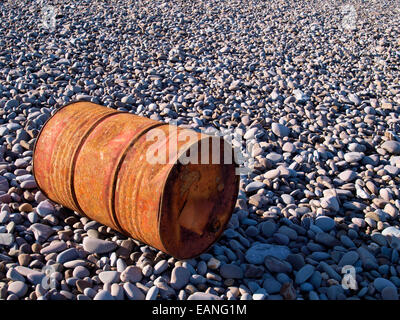 Rostigen Fass angespült am Cornish Strand, Bude, Cornwall, UK Stockfoto