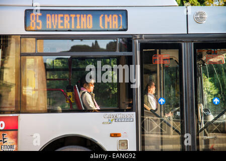 Menschen schnell ÖPNV Bus in Rom Italien Stockfoto