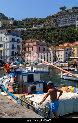 Ein Fischerboot ist eingetroffen mit dem Fang am historischen Marina Grande in Sorrent. Stockfoto