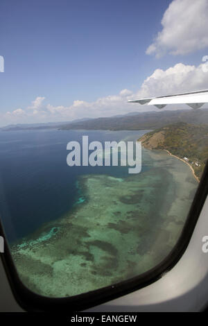 Blick auf tropischen Korallenriff auf der Insel Flores aus Flugzeugfenster Stockfoto